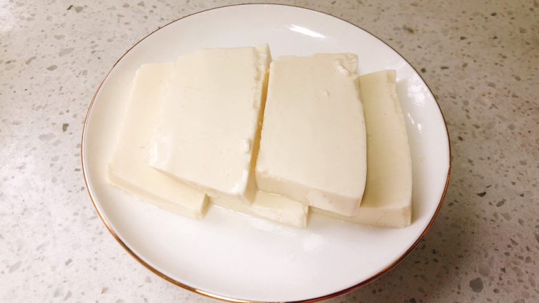 3分钟料理:日式沙拉豆腐,豆腐切成小块,并控干水分。