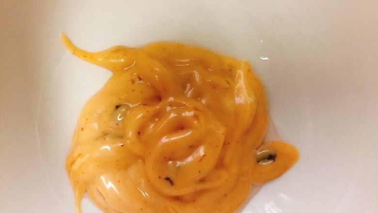 3分钟料理:日式沙拉豆腐,取一个干净干燥的小碗,放入4勺<a style='color:red;display:inline-block;' href='/shicai/ 4856'>沙拉酱</a>。
