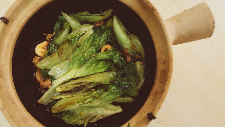 啫啫生菜煲,扔进生菜，翻滚搅拌，汁水粘附，切记不可久！