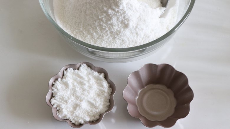 蒸出来的美味,定胜(升)糕,软糯香甜,寓意美好,全部筛完后,用勺子挖出白色的粉,到花型的碗中,一般模具最好都涂一层油,容易脱模。
