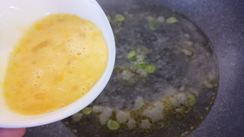紫菜鸡蛋汤,水烧开,加入鸡蛋液。