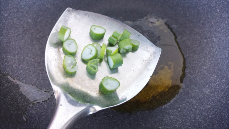 紫菜鸡蛋汤,锅里热油,把葱花放进去。