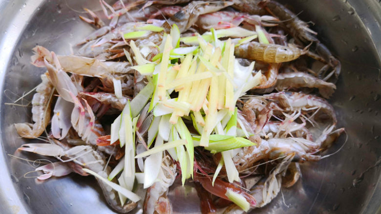 生拌嘎巴虾,将葱,姜放入嘎巴虾里,