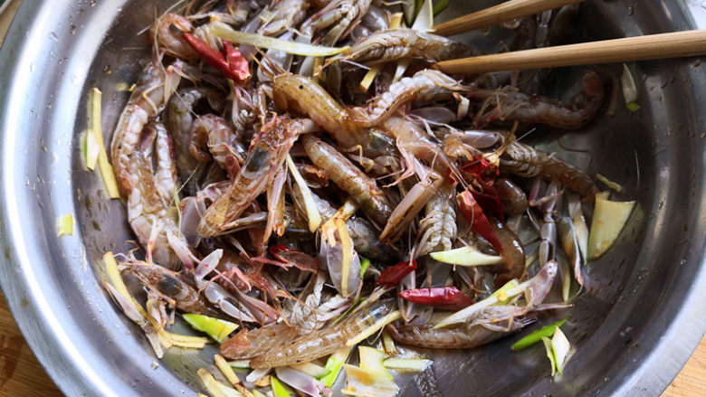 生拌嘎巴虾,放到嘎巴虾里一起翻拌均匀,