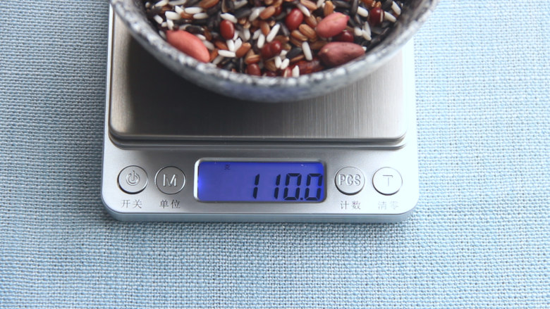 紫薯黑米粥,2、准备大约100g杂粮(单人份)于碗中,清水洗净。