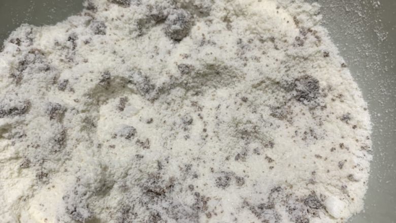 绵白糖餐包,馅料搅拌均匀后放入面皮中