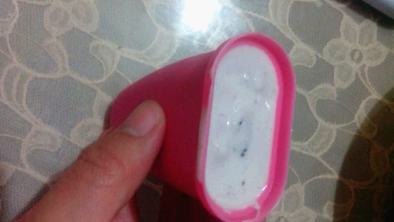 百变水果 蓝莓冰淇淋,然后用干净的勺子将其搅拌好的冰淇淋将入模具中,放到冰箱的冷冻室里固定一下吧,大约1个小时就可以了,