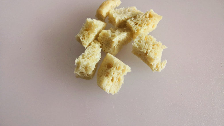 拌凉皮,切小块