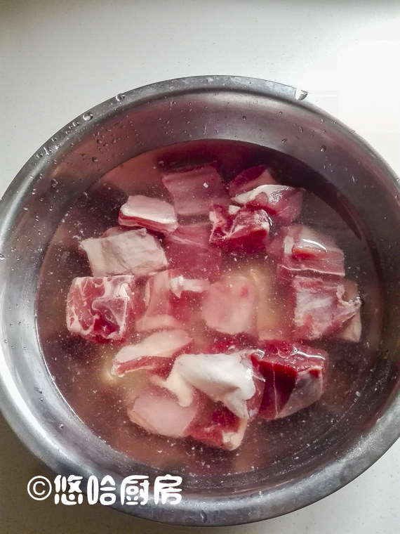 红焖羊肉,羊肉提前在清水中浸泡,去掉血水,浸泡的过程中要换几次清水