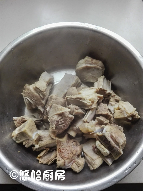 红焖羊肉,浸泡后的羊肉用温水冲洗一下,再放入冷水锅中慢慢煮开焯水,煮出浮沫后捞出待用,焯水这一步很重要,一定要冷水下锅,羊肉遇到热水会收缩,这样就会导致羊肉里面的血污无法释放出来。