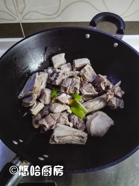 红焖羊肉,锅中放入适量的<a style='color:red;display:inline-block;' href='/shicai/ 857'>植物油</a>,温热时放入葱姜炒出香味,放入羊肉煸炒一会儿