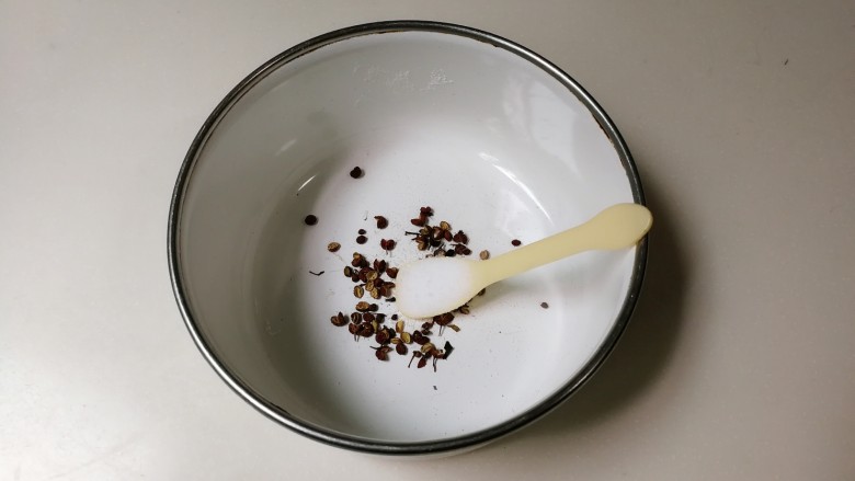 椒盐花生,放入一小勺盐