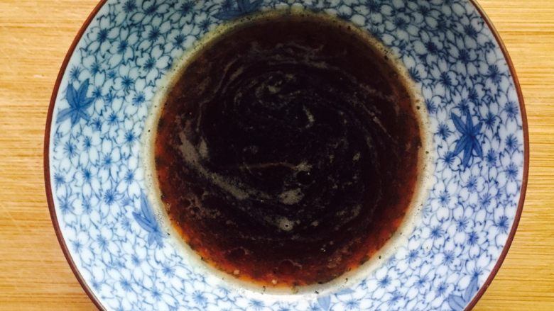 桂花红糖年糕,红糖放入碗里加入少许热水调匀