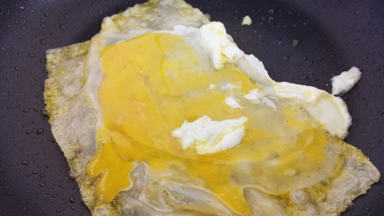 街边美食烤冷面,小火煎,再打入一个<a style='color:red;display:inline-block;' href='/shicai/ 9'>鸡蛋</a>。