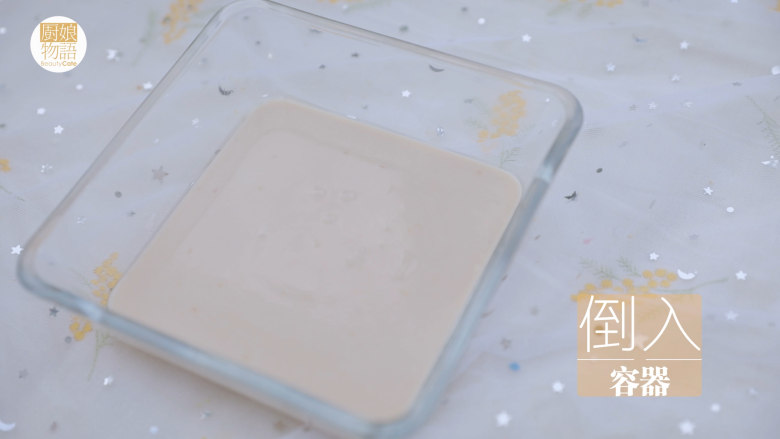 桂花蜜的3+1种有爱吃法「厨娘物语」,玻璃容器刷油防粘,倒入容器中。