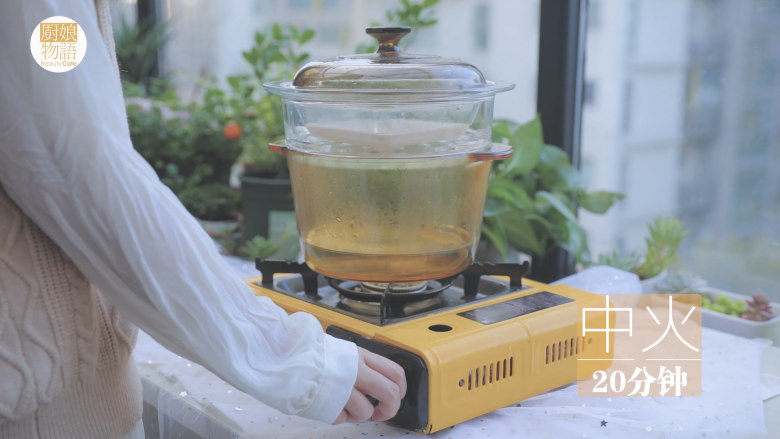 桂花蜜的3+1种有爱吃法「厨娘物语」,放入蒸锅中,中火蒸20分钟打开表面淋上桂花蜜,涂匀。(中途打开不要太久,淋上桂花蜜最后表面才会比较亮)
