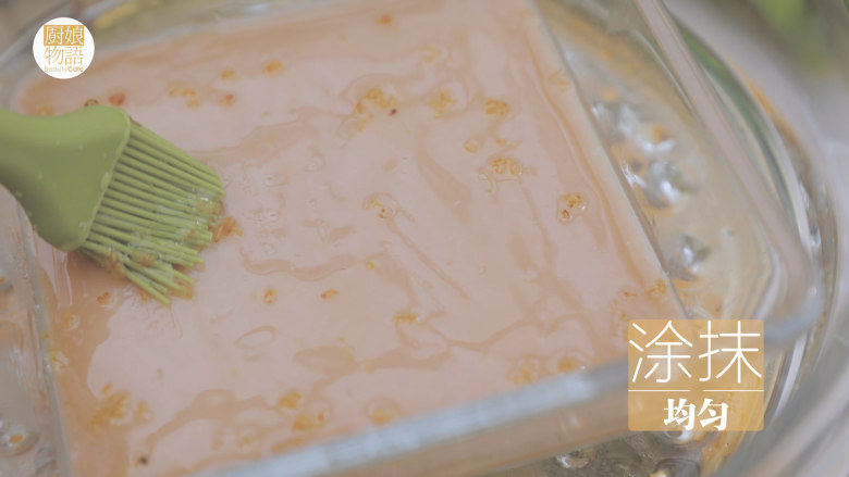 桂花蜜的3+1种有爱吃法「厨娘物语」,放入蒸锅中,中火蒸20分钟打开表面淋上桂花蜜,涂匀。(中途打开不要太久,淋上桂花蜜最后表面才会比较亮)
