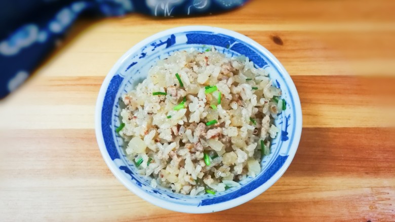 小葱肉末萝卜饭,出锅盛入碗中