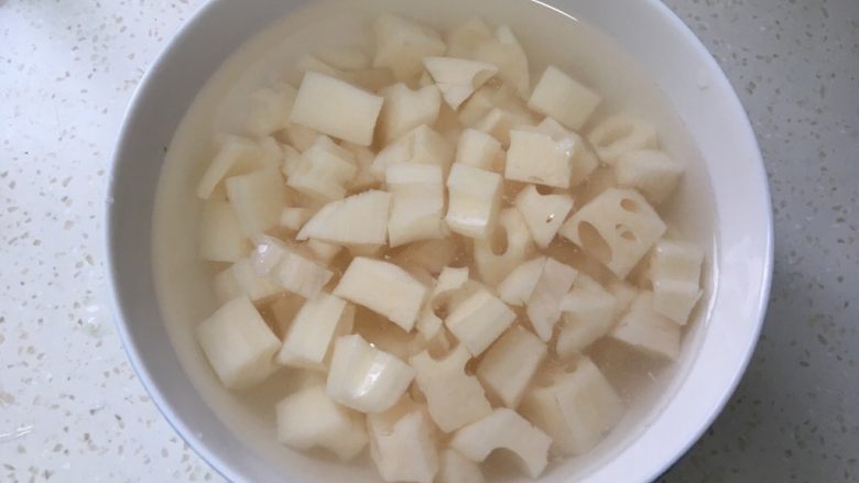 莲藕肉丁,<a style='color:red;display:inline-block;' href='/shicai/ 30'>莲藕</a>去皮切成丁,泡水中加少许醋,去淀粉防氧化。