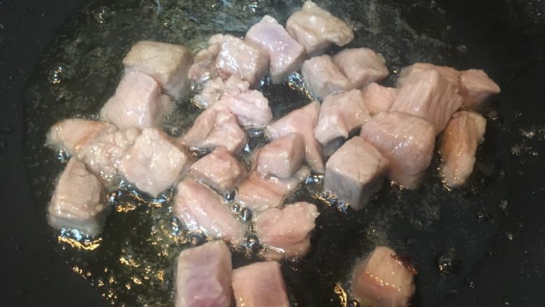 莲藕肉丁,热锅热油放入肉丁翻炒变色。