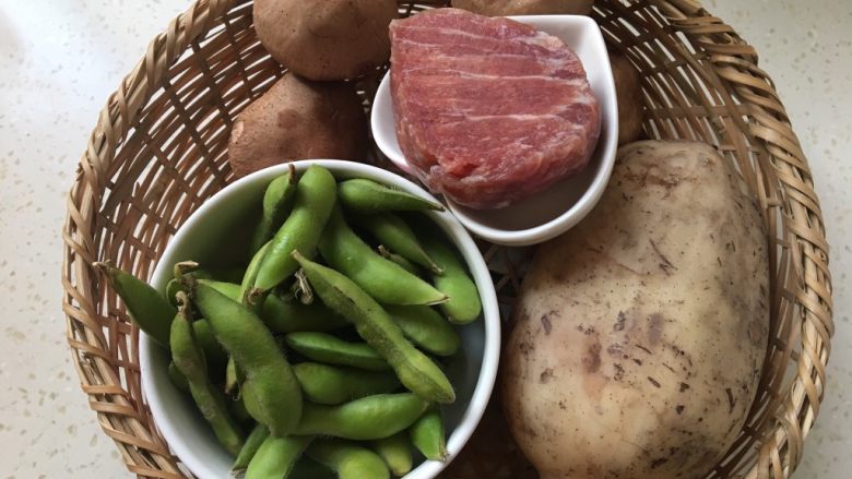 莲藕肉丁,准备食材。