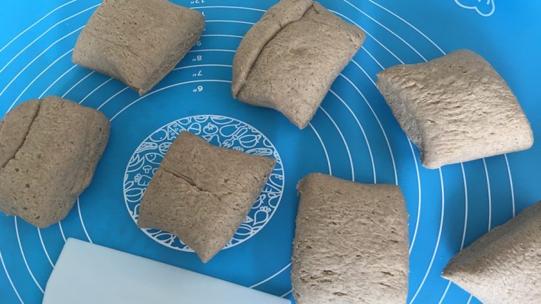 杂粮土豆餐包,把面团取出搓成长条状,再切成50——70克不等的面团备用;