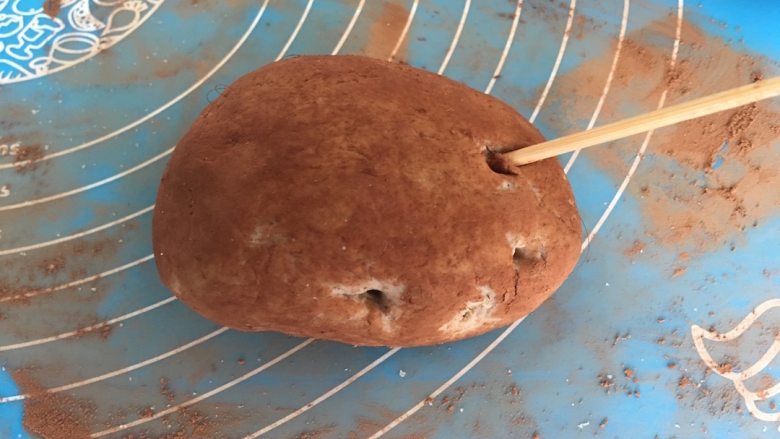 杂粮土豆餐包,取一只竹签,再面团表面随意扎几个眼儿;