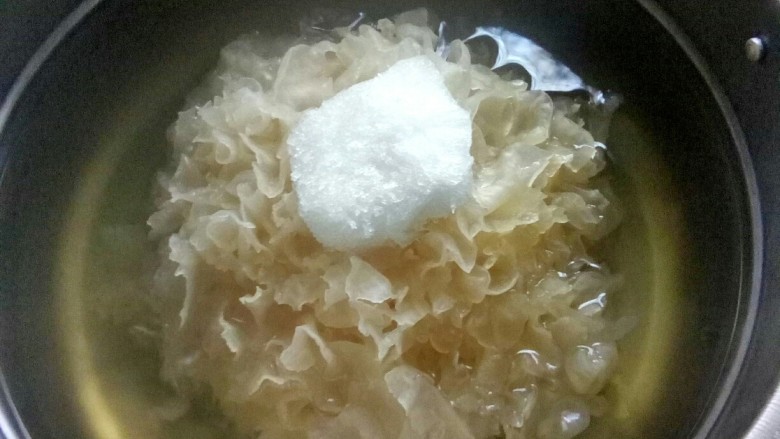 银耳蜜桔羹,汤汁粘稠时，加<a style='color:red;display:inline-block;' href='/shicai/ 866'>冰糖</a>。