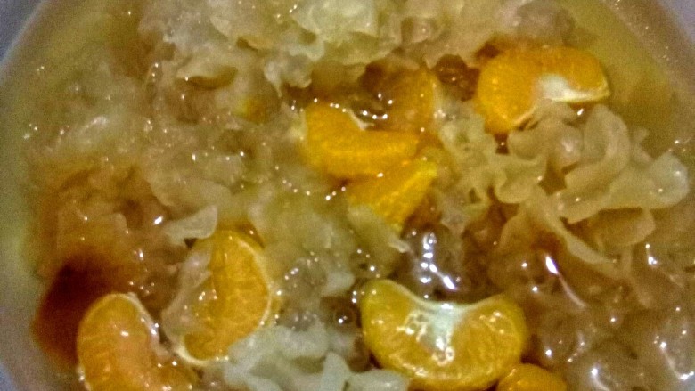 银耳蜜桔羹,盛入碗中。
