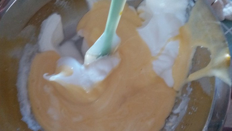 原味戚风,拌均匀以后倒回蛋白盆里继续翻拌,直至混合均匀