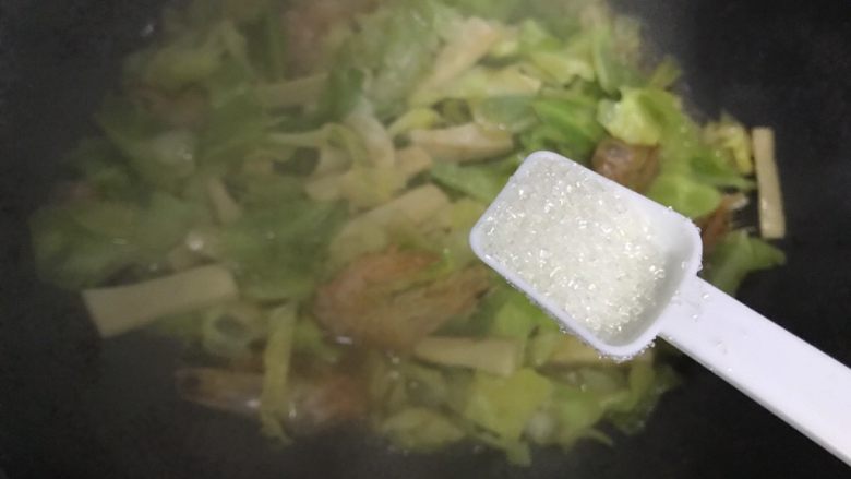 蚝油杏鲍菇卷心菜虾干,加一小勺细砂糖,翻炒均匀,即可
