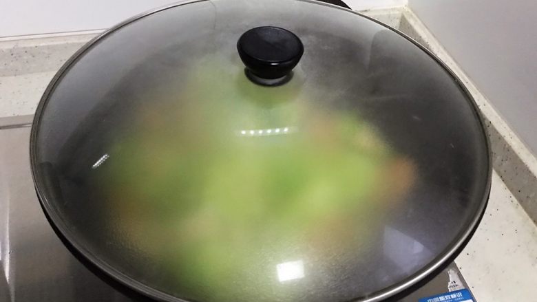 蚝油杏鲍菇卷心菜虾干,盖上锅盖,转中小火,焖煮3.4分钟