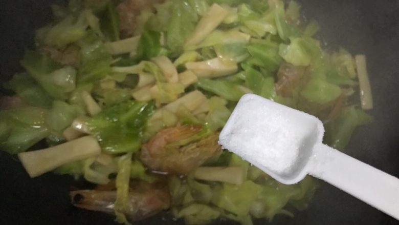 蚝油杏鲍菇卷心菜虾干,待锅内汤汁差不多收紧,加一丢丢细盐
