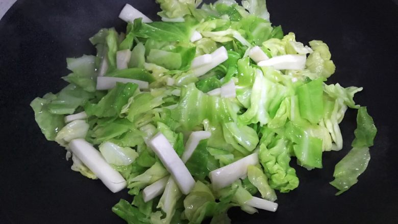 蚝油杏鲍菇卷心菜虾干,翻炒至卷心菜变软,体积变小