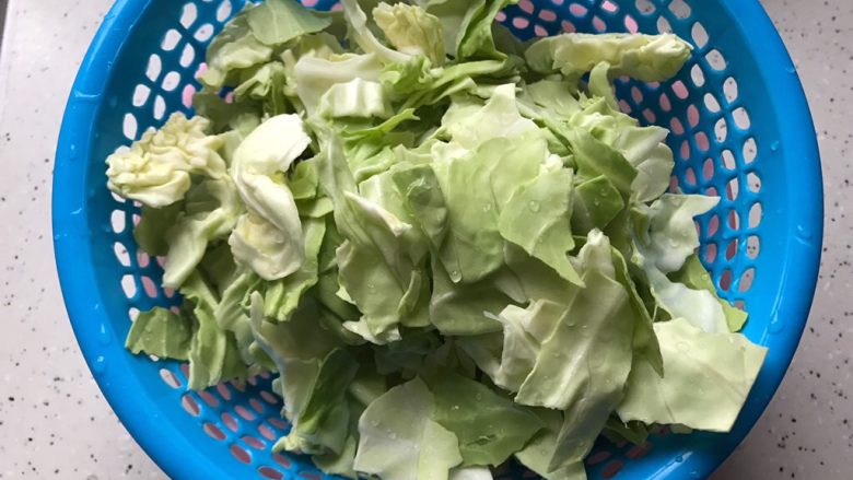 蚝油杏鲍菇卷心菜虾干,<a style='color:red;display:inline-block;' href='/shicai/ 3508'>卷心菜</a>撕碎,洗净,控干水分