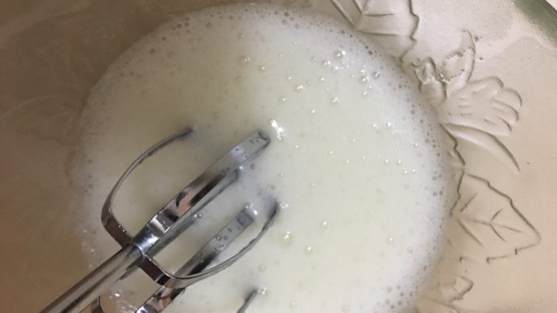 蛋白糖,第二次加糖在粗泡时加入,继续打发