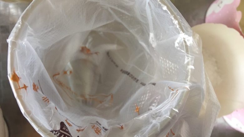 蛋白糖,裱花袋提前放入裱花嘴,套在杯子上,烤盘也提前铺好油纸