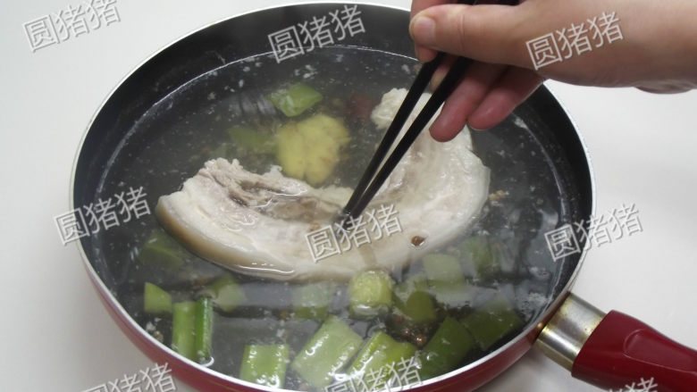 蒜泥白肉,大火煮开后,转小火煮至熟,熄火后让肉在原汤中浸泡至凉。