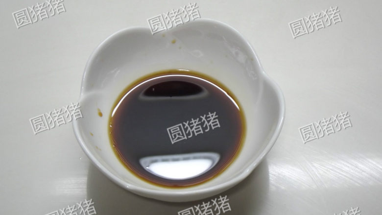 蒜泥白肉,料汁中的糖用热开水化开，加入<a style='color:red;display:inline-block;' href='/shicai/ 788'>生抽</a>，<a style='color:red;display:inline-block;' href='/shicai/ 750'>陈醋</a>做成料汁。