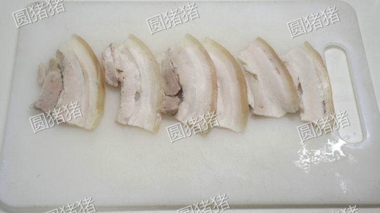 蒜泥白肉,将肉切成薄片。(可放冰箱冷冻15分钟再切)