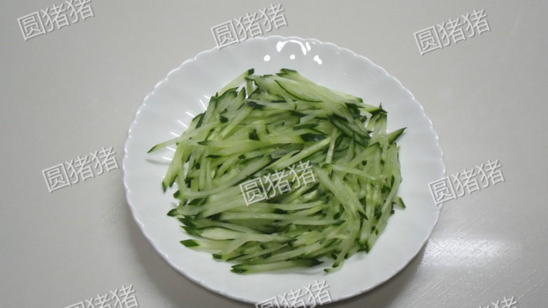 蒜泥白肉,<a style='color:red;display:inline-block;' href='/shicai/ 54'>黄瓜</a>切细丝,平铺在盘底。如有冷冻过的肉上蒸锅蒸蒸1分钟。