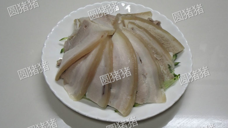 蒜泥白肉,将一些不整齐的肉放在中间,表面铺上比较漂亮的肉片。