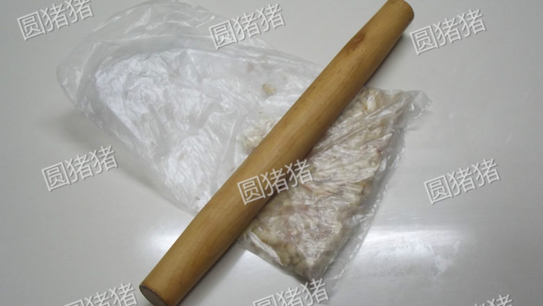 蒜泥白肉,炒熟花生和熟芝麻放入结实的塑料袋中用擀面棍碾碎。