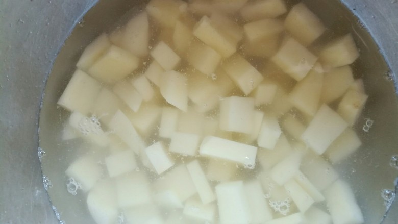 土豆炖猪肉粉皮,用清水淘洗一下,捞出沥干