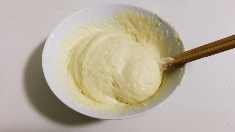 蒜香南瓜面疙瘩,再放入适量清水,用筷子顺时针搅拌成烂的面团,静置十分钟