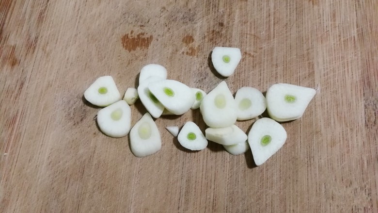 蒜香南瓜面疙瘩,蒜瓣剥去皮切成片╮(╯_╰)╭