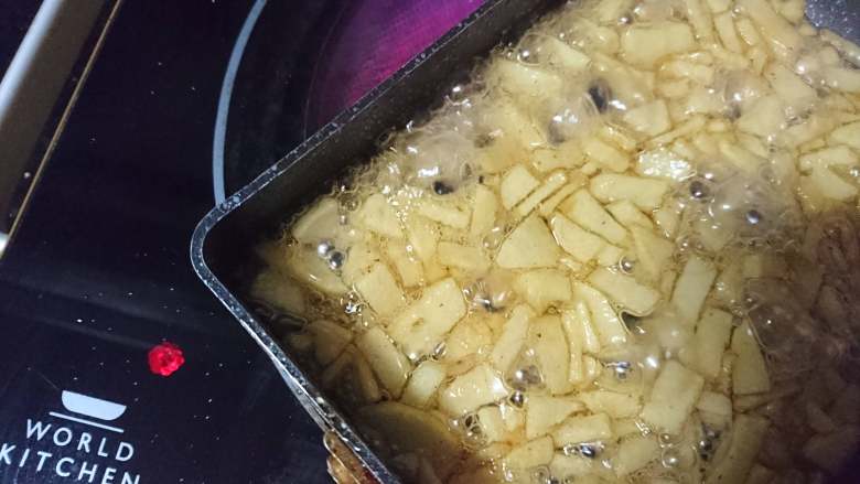 百变水果 糖苹果华夫饼,熬制最后糖液起泡