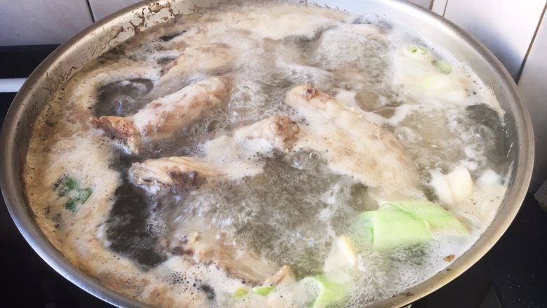 麻辣鸡脖,大火煮开,煮约1~2分钟。