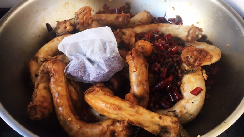 麻辣鸡脖,将食材翻炒均匀,放入步骤7的料包。