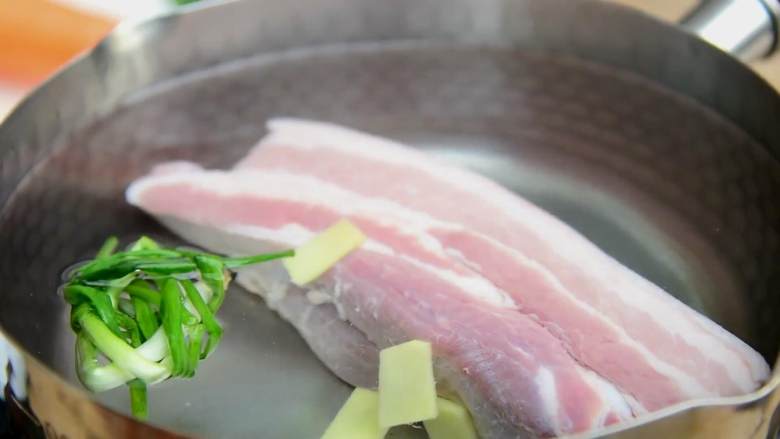 凉拌辣子肉片—不想炒菜的时候怎么办?那就凉拌好了,五花肉冷水下锅,放入葱结、姜片。